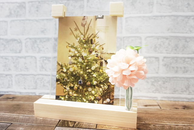 アクリルと木のフォトスタンド